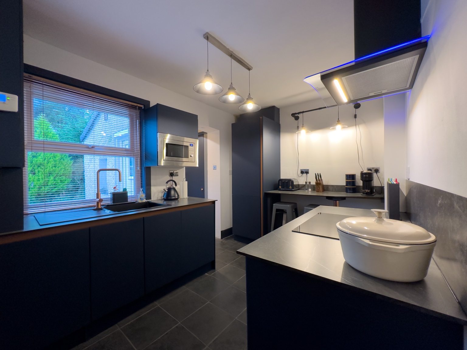 Kitchen and breakfast bar